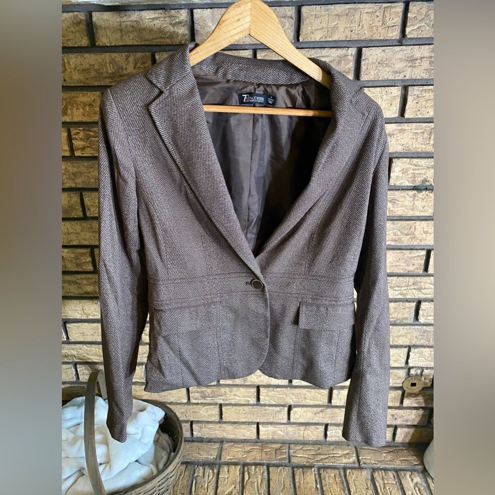 Brown blazer‎